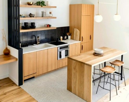 Cocina con frentes de madera, baldas abiertas y barra de roble macizo con taburetes