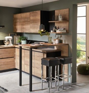 Cocina de madera con muebles altos, península con barra y taburetes