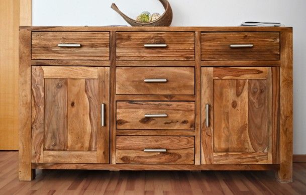 Cómoda de madera maciza con cinco cajones y dos puertas