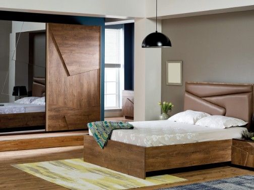 Dormitorio con armario corredero de madera y espejo y cama con cabecero tapizado