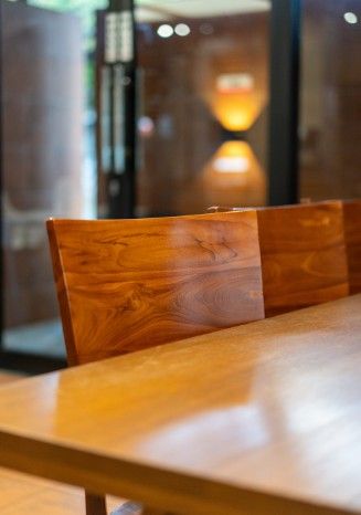 Mesa y silla de madera maciza con la veta a la vista