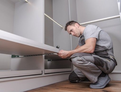 Montador ajustando un módulo de un vestidor a medida con tira LED