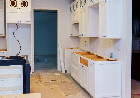 Muebles de cocina blancos a medio montar durante una reforma