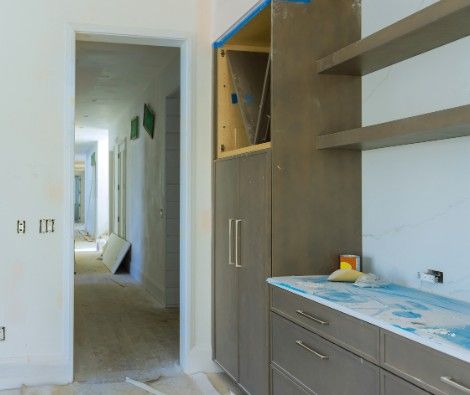 Muebles a medida recién montados, con film protector, en una vivienda en obra