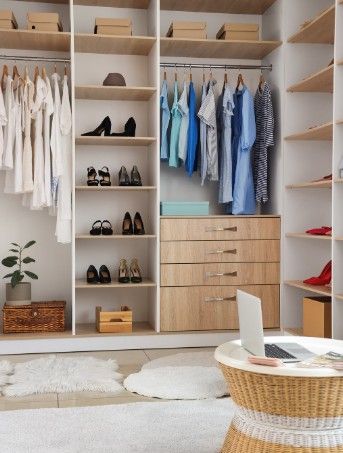 Vestidor abierto con barras de colgar, zapatero de baldas y cajones de madera
