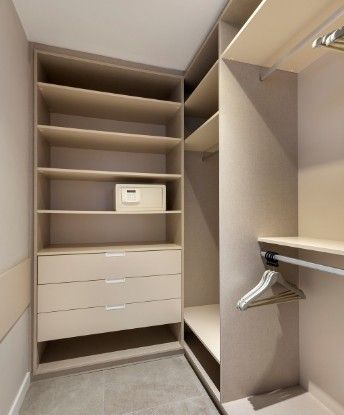 Vestidor en L a medida con baldas, cajonera de tres cajones y barras de colgar